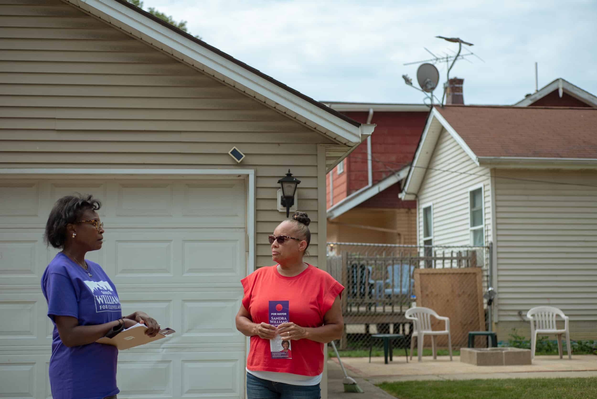 Sandra Williams talks to Manhattan beach resident Pamela Webb in her driveway on Saturday, Sept. 4, 2021.