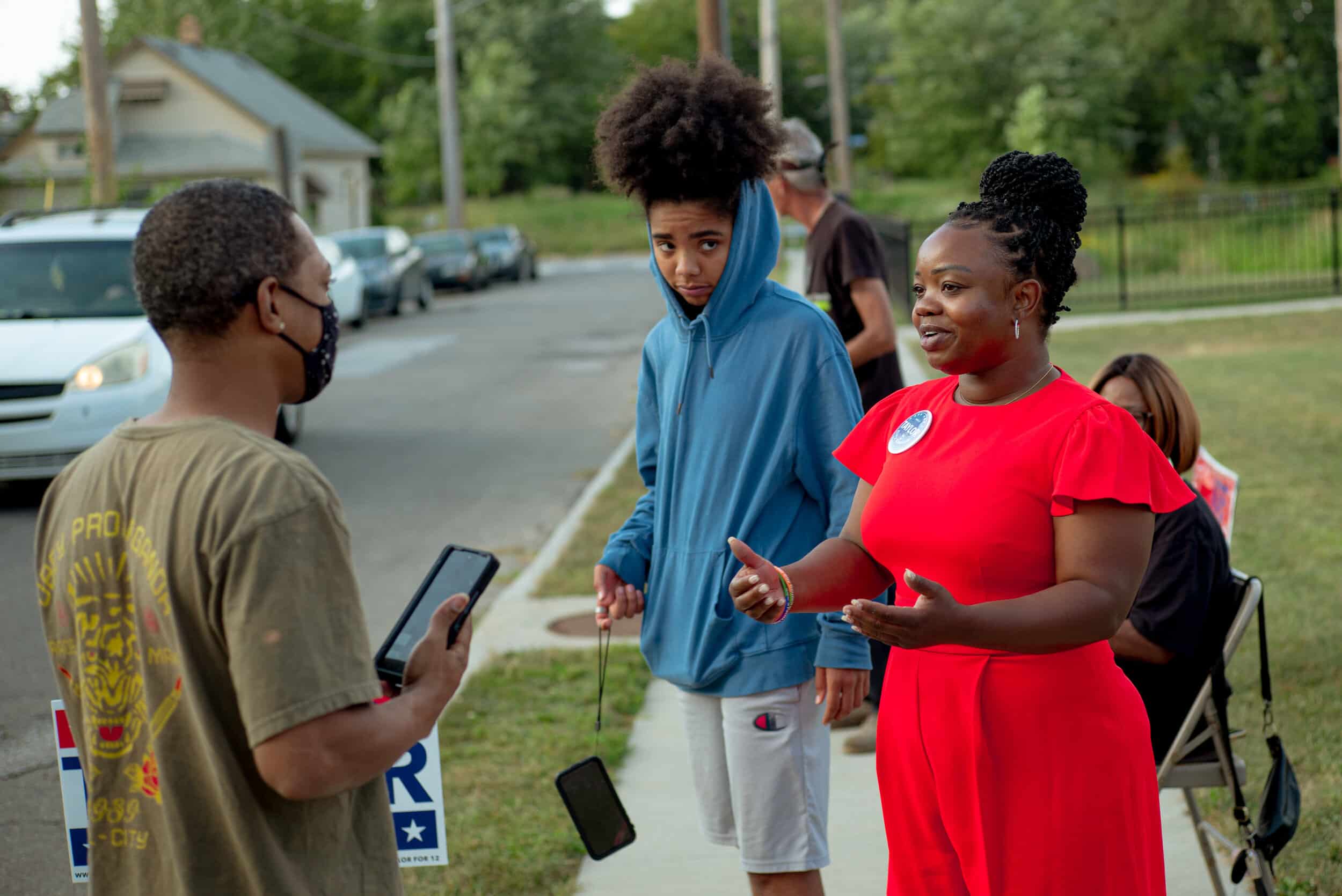 Ward 12 city council candidate Shalira Taylor talks to a voter outside the Albert Bushnell Hart Elementary School on Tuesday, Sept. 14, 2021. Photo by Michael Indriolo