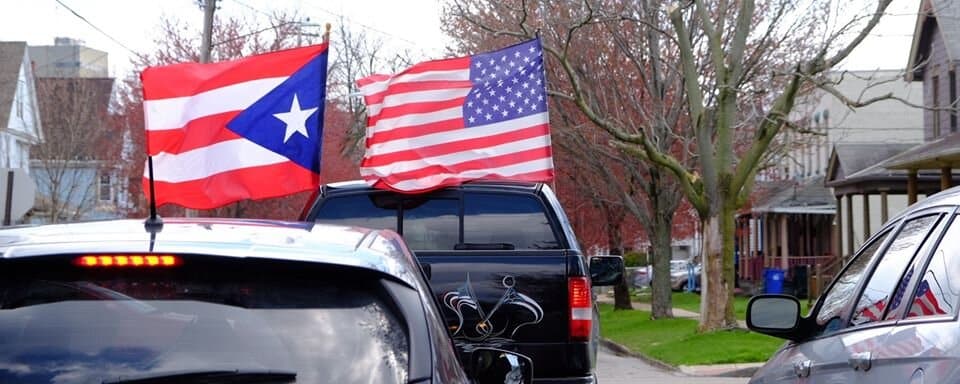 la caravana 5 shows both flags.jpg